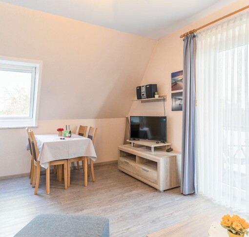 Wohnzimmer mit Esstisch und TV-Am Altenhof Whg. 7 - Ferienhaus / Ferienwohnung Büsum - 2