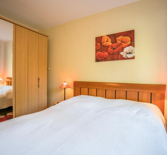 Schlafzimmer mit Kleiderschrank-Ferienwohnung Louise - Ferienhaus / Ferienwohnung Büsum -  12