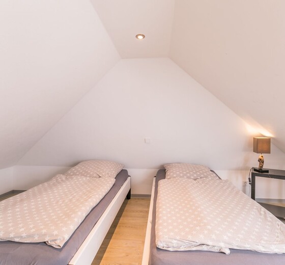 2 Einzelbetten im oberen Schlafzimmer-Ferienwohnung Keyser - Ferienhaus / Ferienwohnung Büsum -  15