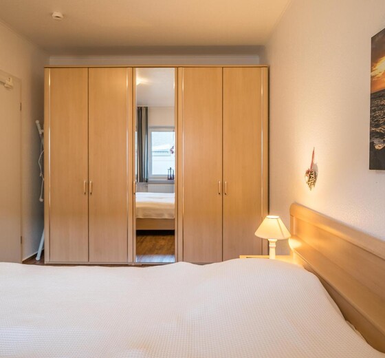 Schlafzimmer mit Kleiderschrank-Ferienwohnung Mole - Ferienhaus / Ferienwohnung Büsum -  9