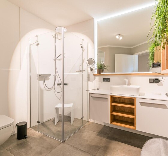 Badezimmer mit Dusche und Waschbecken-Bahnhofstraße 9, Sandbank 8 - Ferienhaus / Ferienwohnung Büsum -  12