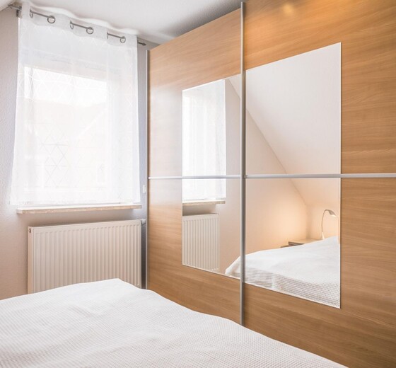 Schlafzimmer mit Kleiderschrank und Fenster-Domizil am Hafen, Whg. Ricarda - Ferienhaus / Ferienwohnung Büsum -  8