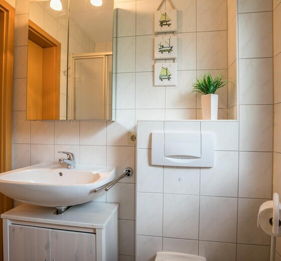 Badezimmer mit Waschbecken-Ferienwohnung Louise - Ferienhaus / Ferienwohnung Büsum -  14