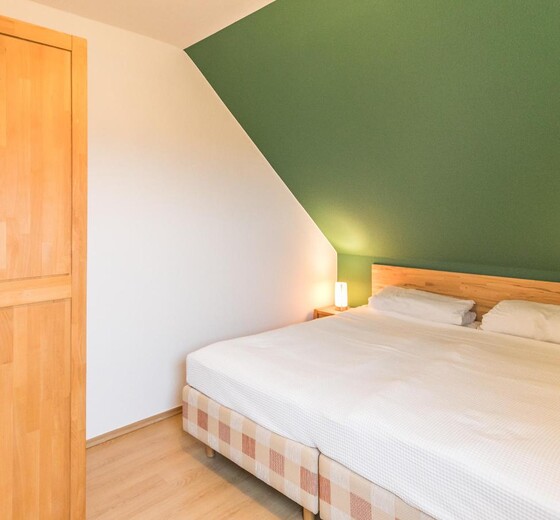Schlafzimmer mit Bett und Kleiderschrank-Haus Luv, Whg. 33 - Ferienhaus / Ferienwohnung Büsum -  12