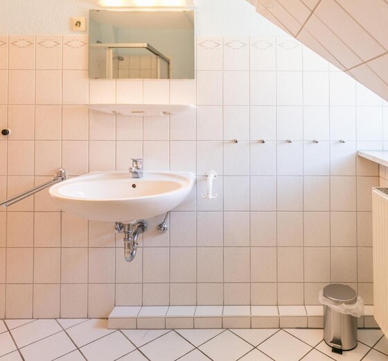 Badezimmer mit Waschbecken und Fenster-Ferienhaus Jaedicke - Ferienhaus / Ferienwohnung Büsum -  19