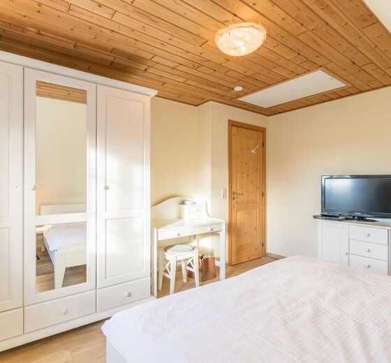 Schlafzimmer mit Kleiderschrank und TV-Dania13 - Ferienhaus / Ferienwohnung Büsum -  16