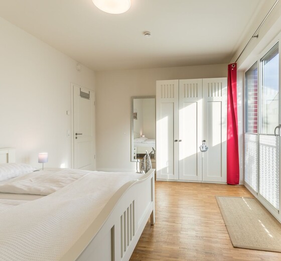 Schlafzimmer 1 mit Kleiderschrank-Nordlichter - Ferienhaus / Ferienwohnung Büsum -  16