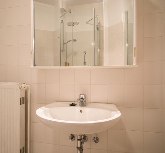 Badezimmer mit Waschbecken-Haus Kattegat, Whg. 2 - Ferienhaus / Ferienwohnung Büsum -  14