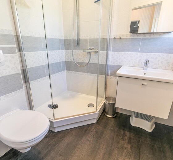 Badezimmer mit Dusche und Waschbecken-Haus Hinnerk 3, Bungalow - Ferienhaus / Ferienwohnung Büsum -  14