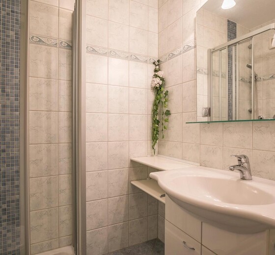 Badezimmer mit Dusche und Waschbecken-Nordseekante, Whg. 501 - Ferienhaus / Ferienwohnung Büsum -  13