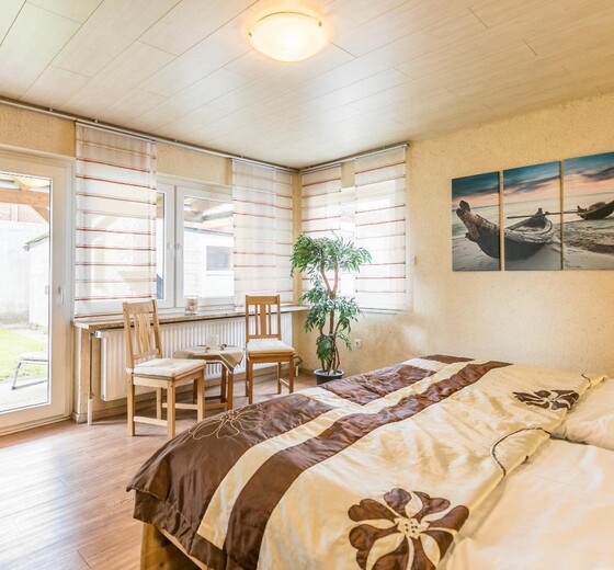 Schlafzimmer mit Zugang zum Garten-Haus Blomberg - Ferienhaus / Ferienwohnung Büsum -  11