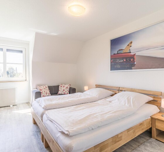 Schlafzimmer 1 mit Doppelbett-Stinthus - Ferienhaus / Ferienwohnung Westerdeichstrich -  13