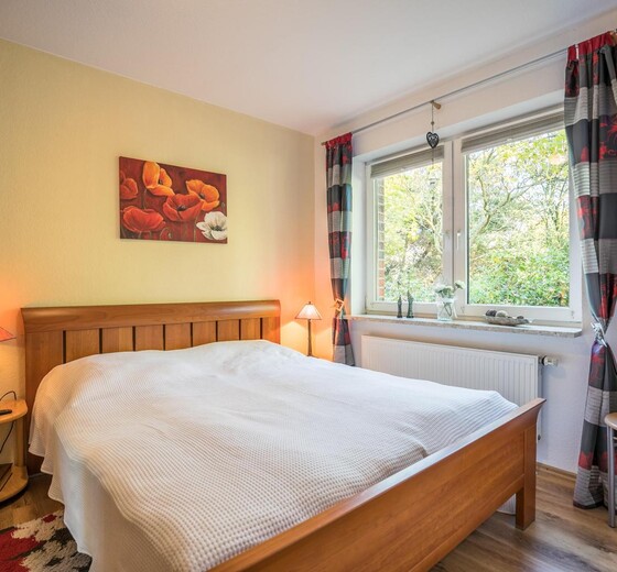 Blick ins Schlafzimmer-Ferienwohnung Louise - Ferienhaus / Ferienwohnung Büsum -  10