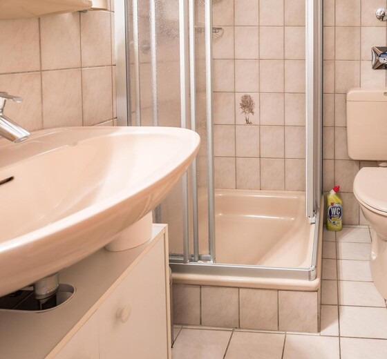 Badezimmer mit Toilette und Dusche-Nordseeblick, Whg. 2 - Ferienhaus / Ferienwohnung Büsum -  11