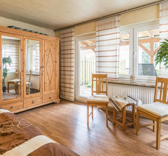 Schlafzimmer mit Bett und Schrank-Haus Blomberg - Ferienhaus / Ferienwohnung Büsum -  12