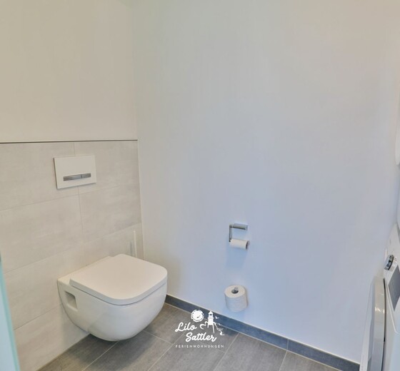 Abgetrenntes WC im Badezimmer-Dat Balle Huus - Ferienhaus / Ferienwohnung Büsum -  33