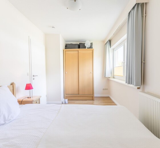 Schlafzimmer mit Kleiderschrank-Appartementhaus Meeresbucht Whg. 9 - Ferienhaus / Ferienwohnung Büsum -  16