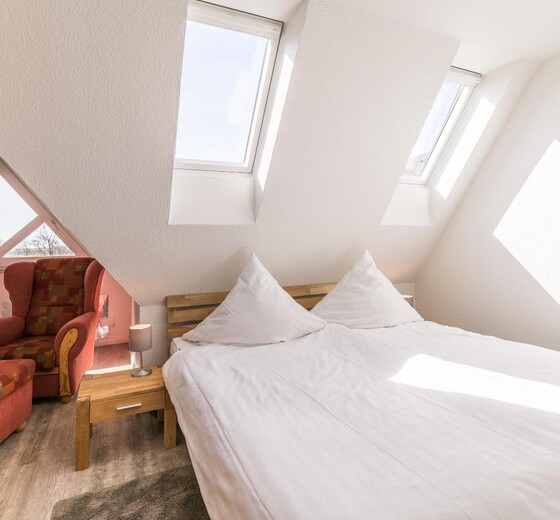 Schlafzimmer 2 Blick zum Fenster-Stinthus - Ferienhaus / Ferienwohnung Westerdeichstrich -  18