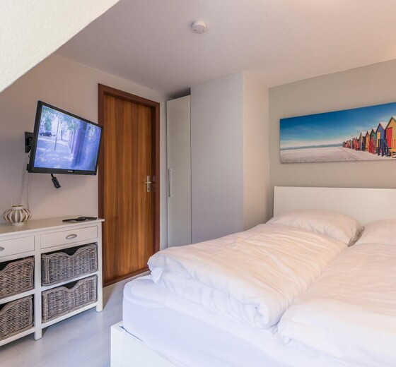 Schlafzimmer mit TV-Beach House, Whg. 1 - Ferienhaus / Ferienwohnung Westerdeichstrich -  18