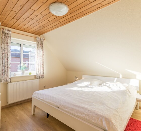 Schlafzimmer 2 mit Fenster-Dania13 - Ferienhaus / Ferienwohnung Büsum -  17