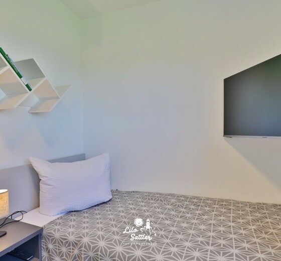 Schlafzimmer mit TV, Erdgeschoss-Dat Balle Huus - Ferienhaus / Ferienwohnung Büsum -  18