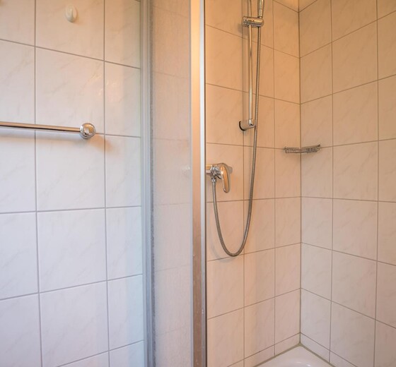 Badzimmer mit Dusche-Ferienwohnung Louise - Ferienhaus / Ferienwohnung Büsum -  15