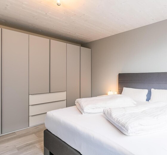 Schlafzimmer mit Kleiderschrank-Antons Strandnest - Ferienhaus / Ferienwohnung Büsum -  10