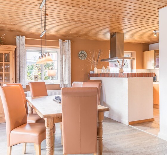 Wohnzimmer mit Esstisch und Küchenzeile-Dania13 - Ferienhaus / Ferienwohnung Büsum -  7