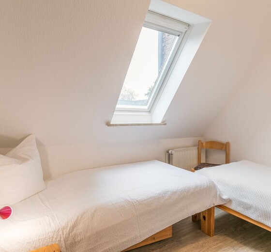 Schlafzimmer mit 2 Betten-Am Altenhof Whg. 6 - Ferienhaus / Ferienwohnung Büsum -  11