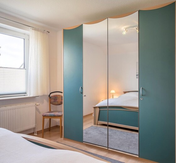 Schlafzimmer mit Keiderschrankl-Haus Kattegat, Whg. 2 - Ferienhaus / Ferienwohnung Büsum -  11
