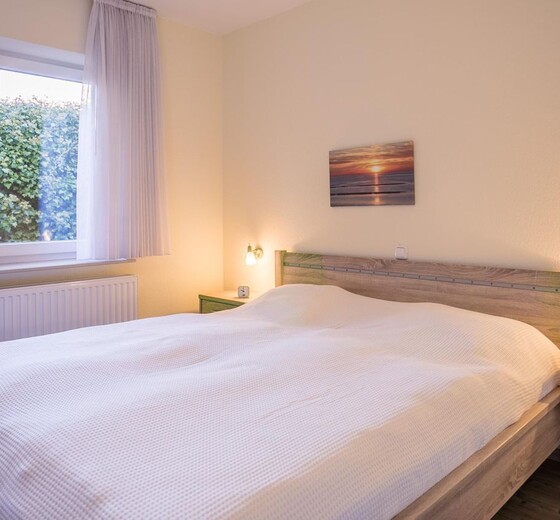 Schlafzimmer mit Bett-Muschelkorb - Ferienhaus / Ferienwohnung Büsum -  7
