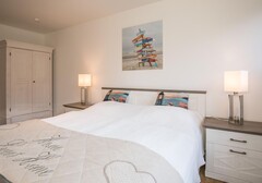 Doppelbett mit Kleiderschrank-"Beach House 2, Laguna Beach 1", EG - Ferienhaus / Ferienwohnung Büsum - 3