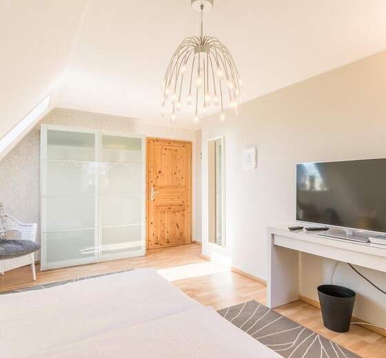 Schlafzimmer 1 mit Doppelbett und TV-Haus Wassermann 21b - Ferienhaus / Ferienwohnung Büsum -  19