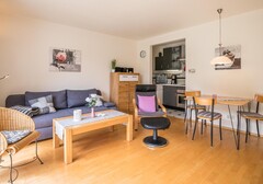 Wohnzimmer mit Blick auf Küche-Moiken - Ferienhaus / Ferienwohnung Büsum - 3