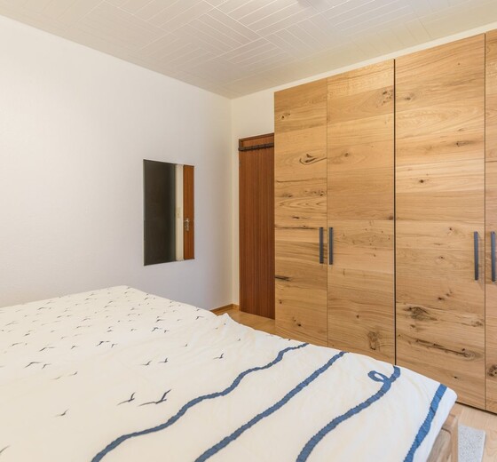 Schlafzimmer mit Doppelbett und Schrank-Schloß am Meer, Whg. 5 - Ferienhaus / Ferienwohnung Büsum -  12