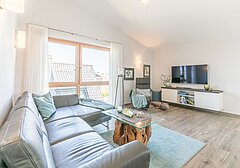 Wohnbereich mit TV und großer Fensterfront-Wohnung Admiral, Penthouse-Wohnung - Ferienhaus / Ferienwohnung Büsum - 3