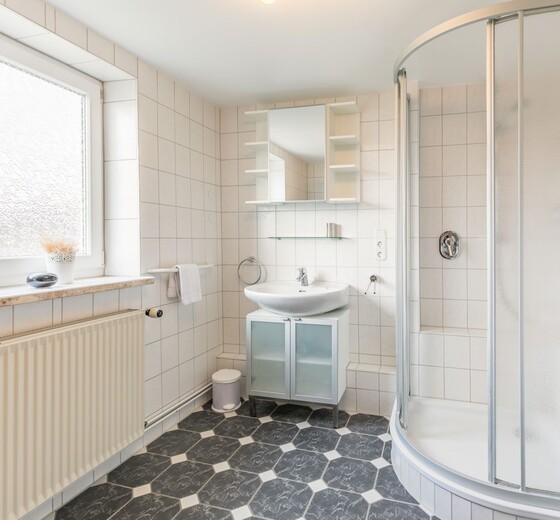 Badezimmer mit Dusch und Toilette-Haus Wassermann 21a - Ferienhaus / Ferienwohnung Büsum -  20