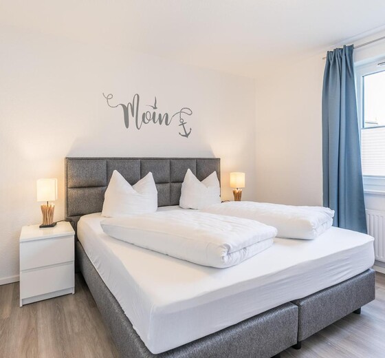 Elternschlafzimmer mit Doppelbett-"Ferienwohnung Elli" - Ferienhaus / Ferienwohnung Büsum -  12