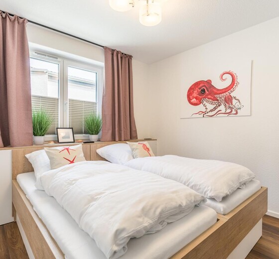 Schlafzimmer mit Bett-Bahnhofstraße 9, Sandbank 2 - Ferienhaus / Ferienwohnung Büsum -  17