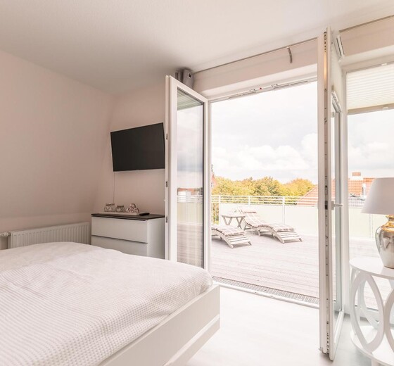 Schlafzimmer mit Zugang Terrasse-"MeerGenuss", Penthouse-WHG - Ferienhaus / Ferienwohnung Büsum -  25
