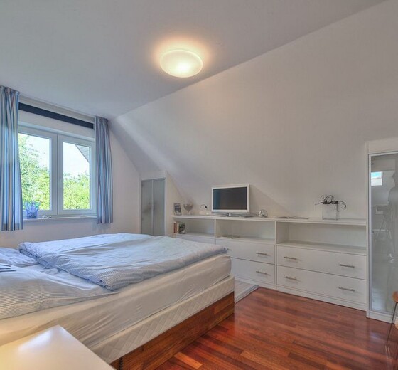 Schlafzimmer mit Bett und Fenster-Das Schwedenhaus, Whg. Karlsson - Ferienhaus / Ferienwohnung Büsum -  7