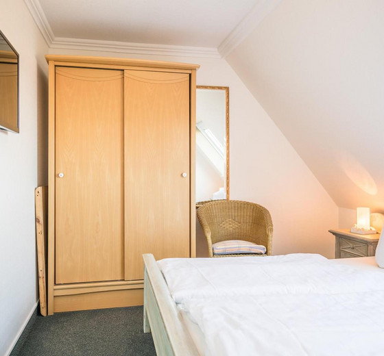 Schlafzimmer mit Kleiderschrank-Appartementhaus Meeresbucht Whg. 11 - Ferienhaus / Ferienwohnung Büsum -  16