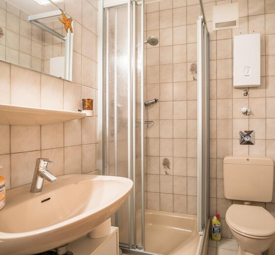 Badezimmer mit Dusche und Waschbecken-Nordseeblick, Whg. 2 - Ferienhaus / Ferienwohnung Büsum -  10