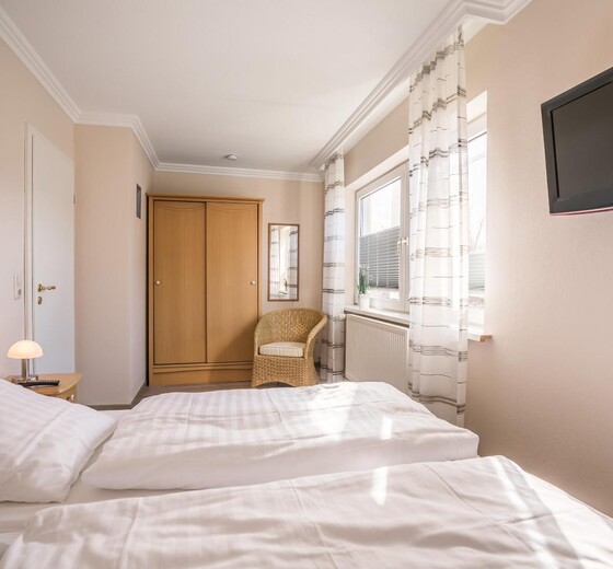 Schlafzimmer mit Kleiderschrank-Appartementhaus Meeresbucht Whg. 7 - Ferienhaus / Ferienwohnung Büsum -  9