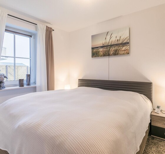 Schlafzimmer 1 mit Doppelbett-Ferienwohnung Schöne Aussicht - Ferienhaus / Ferienwohnung Westerdeichstrich -  10