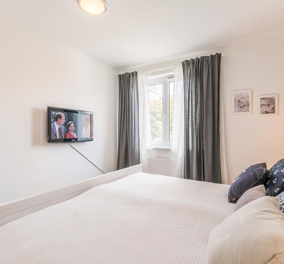 Schlafzimmer 1 mit TV und Fenster-"Küstenliebe", - Ferienhaus / Ferienwohnung Büsum -  12