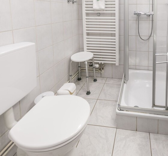 Badezimmer mit Toilette und Dusche-Wohnung Möwennest - Ferienhaus / Ferienwohnung Büsum -  17