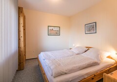 Schlafzimmer mit Kleiderschrank-Butendörp Whg. 1 - Ferienhaus / Ferienwohnung Westerdeichstrich - 5