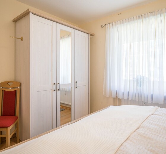 Schlafzimmer mit Kleiderschrank-Nordseeblick, Whg. 43 - Ferienhaus / Ferienwohnung Büsum -  11
