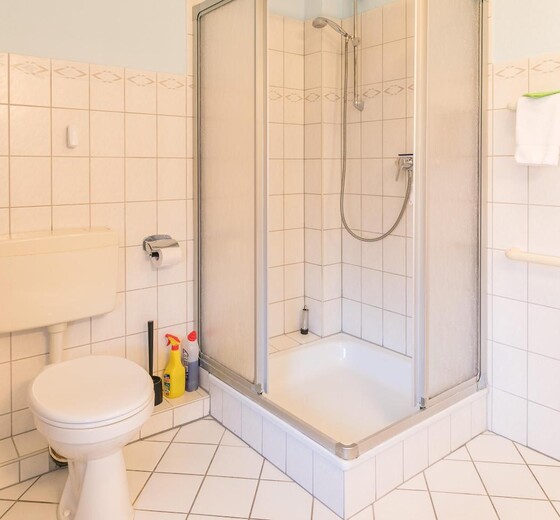 Badezimmer mit Toilette und Dusche-Ferienhaus Jaedicke - Ferienhaus / Ferienwohnung Büsum -  18